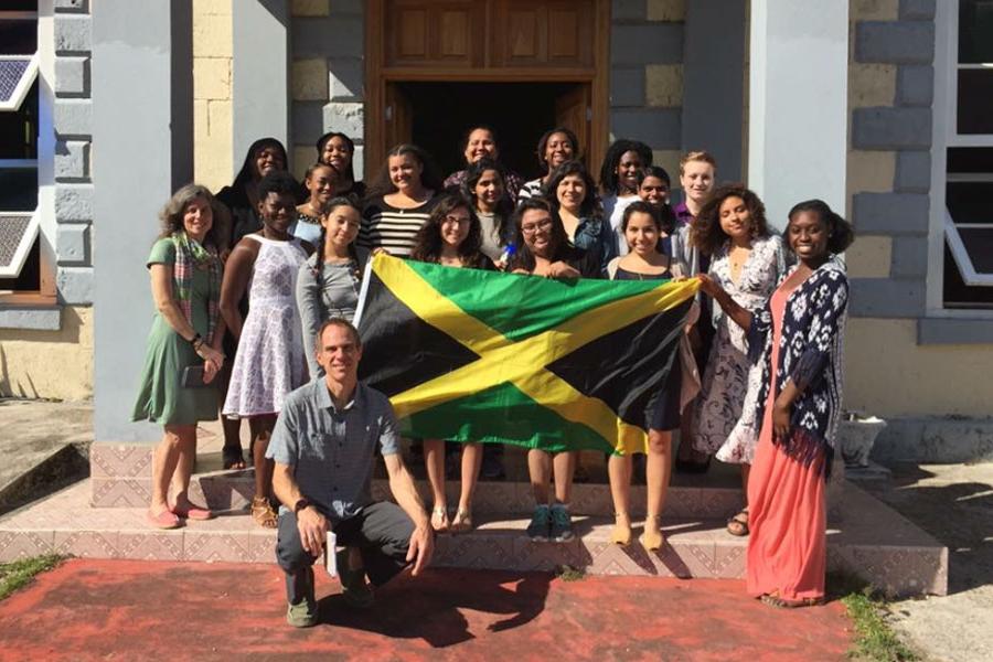 一群学生在牙买加国旗前摆姿势.